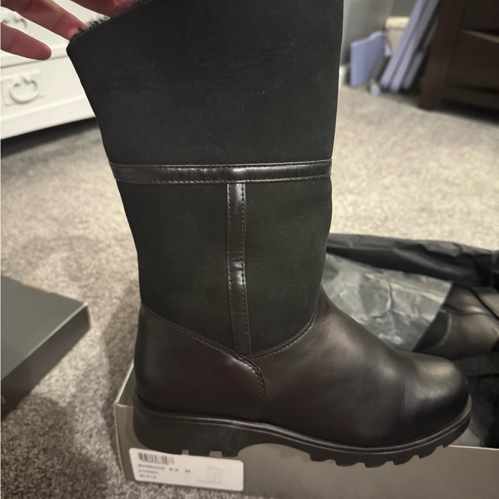 La CANADIENNE Black and Brown Ankle Boots